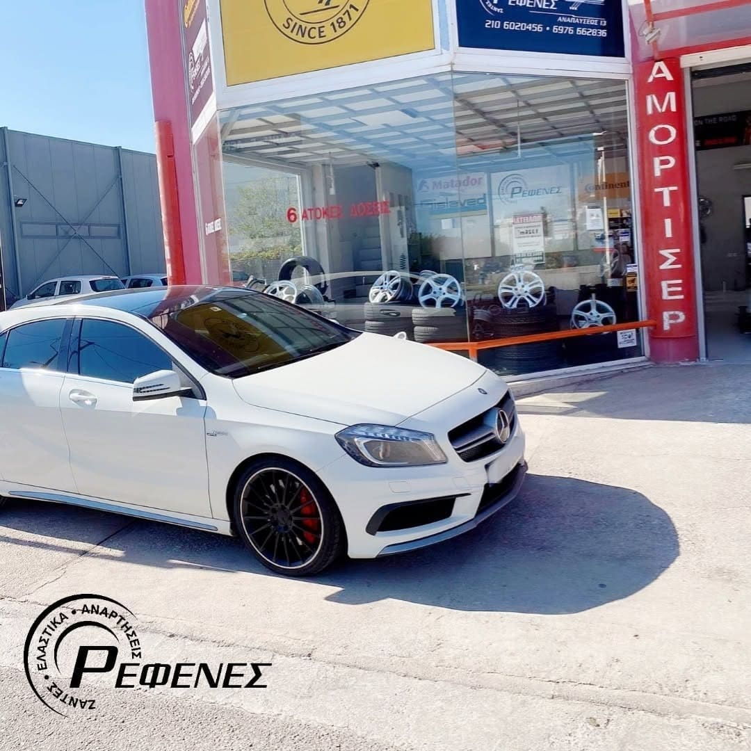 Λευκή Mercedes A45 AMG με μαύρες ζάντες, μπροστά στο κατάστημα