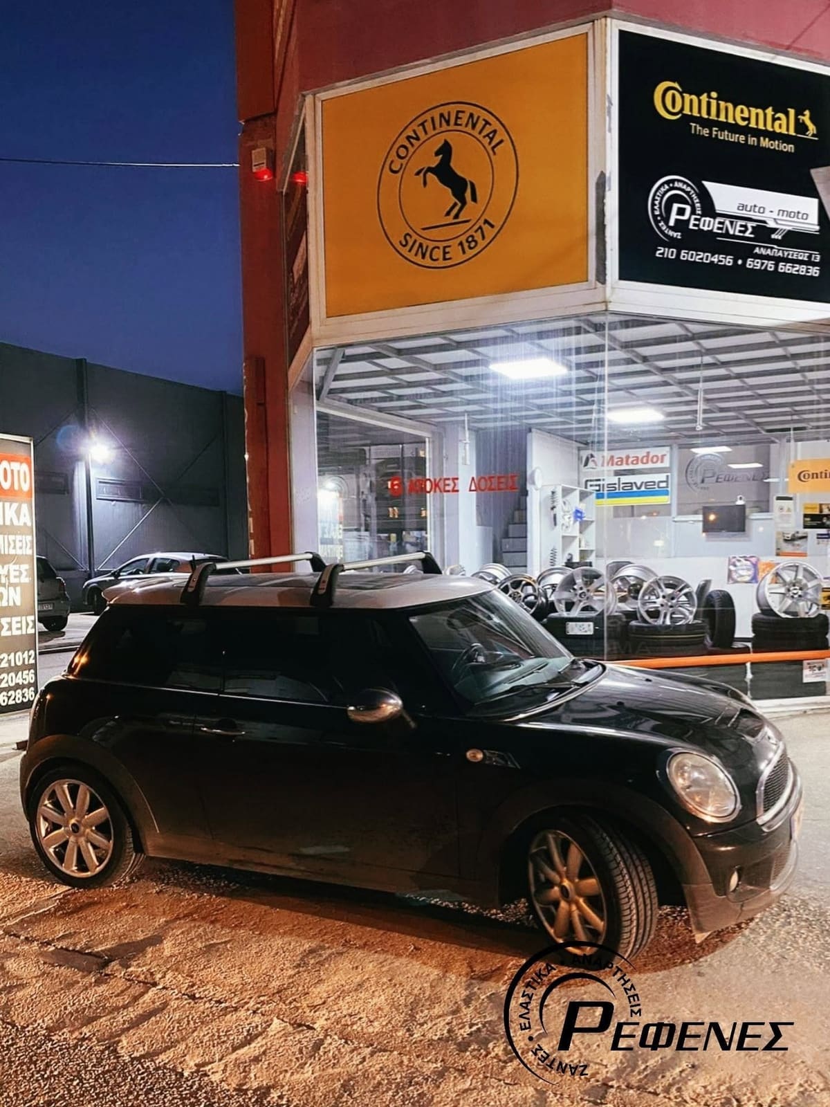 Μαύρο Mini με ζάντες, στο συνεργείο το βράδυ