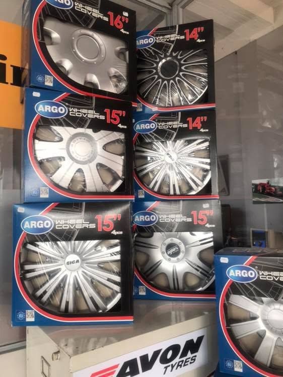 Ράφι με τάσια τροχών σε συσκευασίες, σε μεγέθη 14, 15 και 16 ιντσών